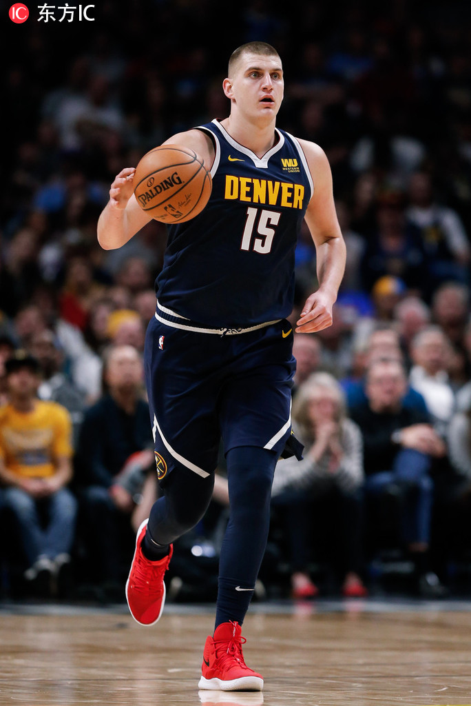 拿球前转的 拿球前转的